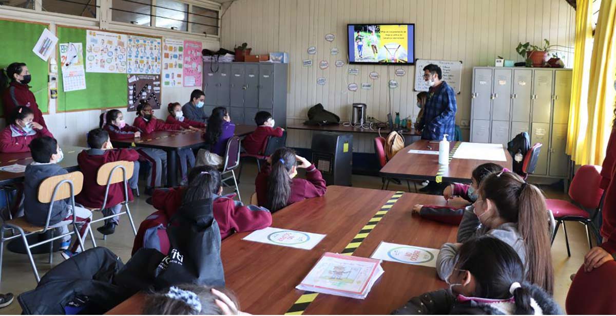 Estudiantes UFRO enseñan sobre cambio climático a alumnos de Escuela Manuel Recabarren de Temuco