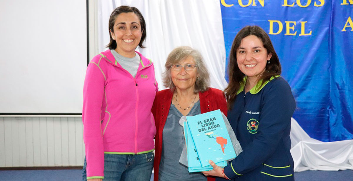 Alumni UFRO hace entrega de libro sobre el agua a escolares en situación de vulnerabilidad de Temuco 